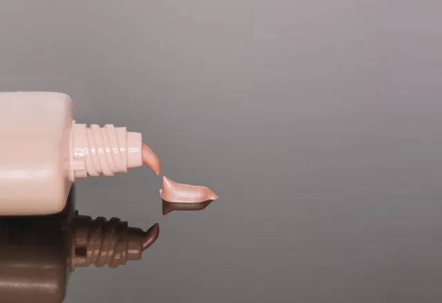 Jak rozświetlić skórę makijażem?